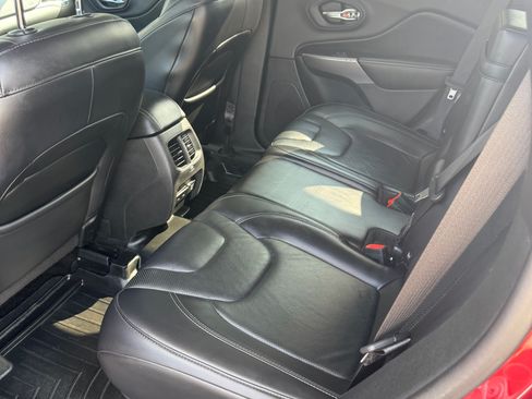 Used 2019 Jeep Cherokee Limited AWD/4WD image 16