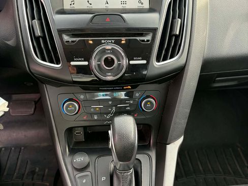 Used 2018 Ford Focus SEL w/ Cold Weather Package FWD image 8