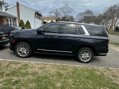 Used 2023 Cadillac Escalade Premium Luxury image 4