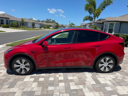 Used 2022 Tesla Model Y Long Range AWD/4WD image 1