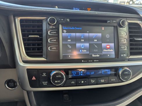 Used 2019 Toyota Highlander XLE image 9