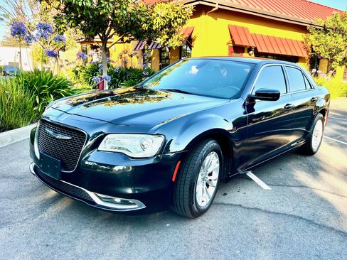 Used 2018 Chrysler 300 Touring w/ Driver Convenience Group image 1