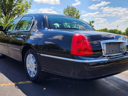 Used 2010 Lincoln Town Car Signature Limited image 30