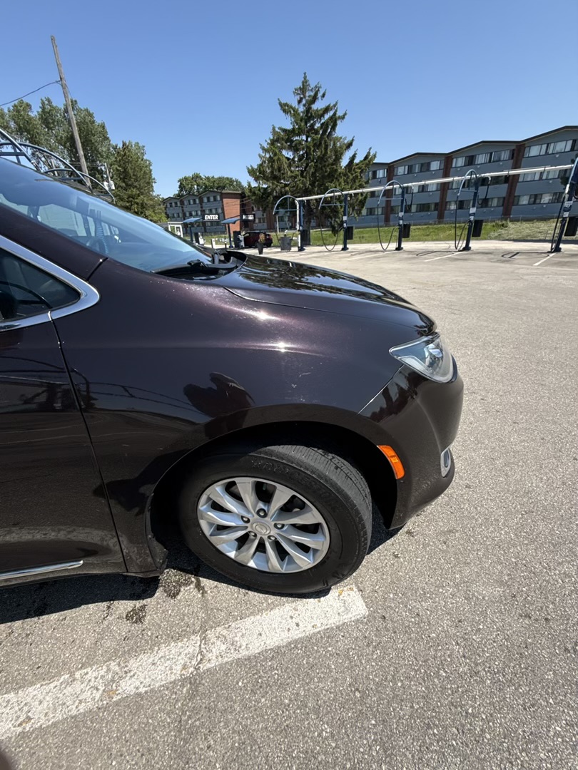 Used 2017 Chrysler Pacifica Touring-L FWD image 12