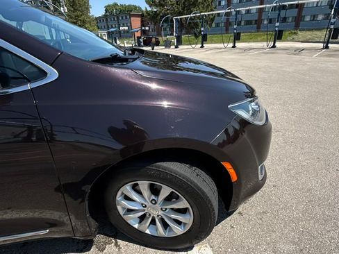 Used 2017 Chrysler Pacifica Touring-L FWD image 12