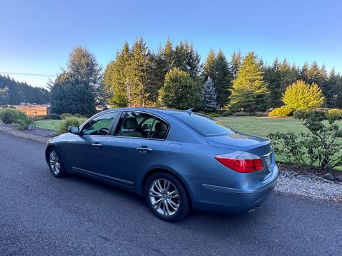 Used 2011 Hyundai Genesis 4.6 image 2