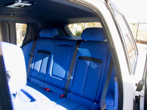 Used 2022 Rolls-Royce Cullinan w/ Technology Package image 18