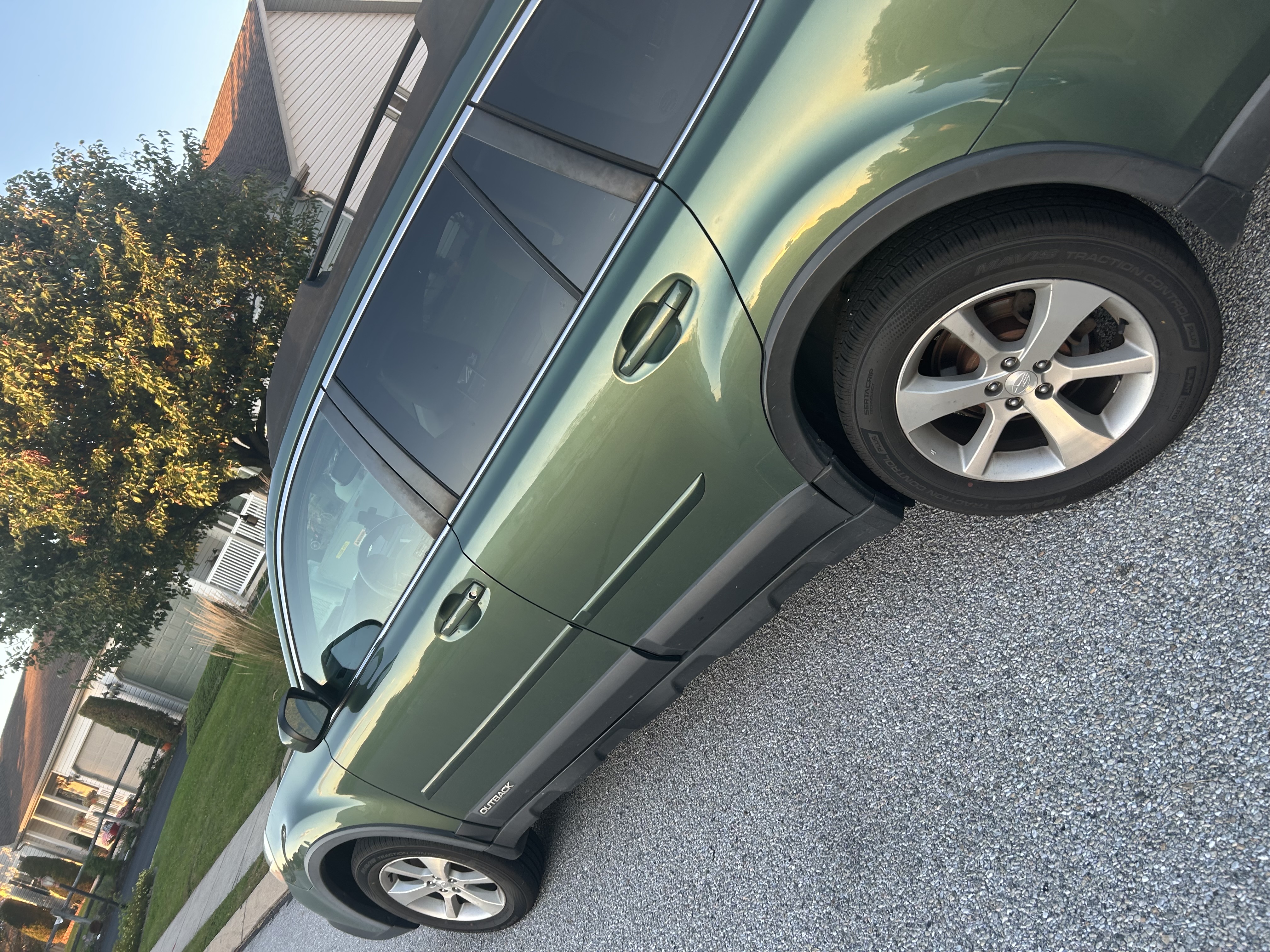 Used 2013 Subaru Outback 2.5i Limited w/ Moonroof Pkg AWD/4WD image 2