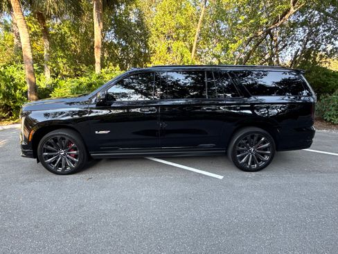 Used 2025 Cadillac Escalade ESV V image 2