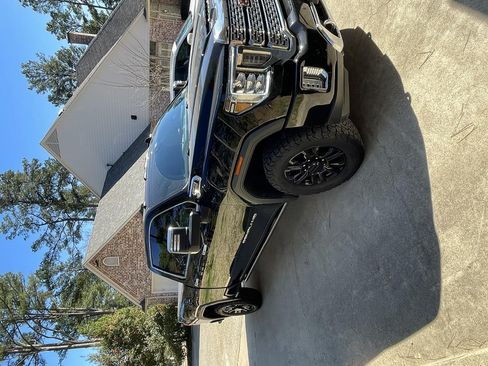 Used 2021 GMC Sierra 2500 Denali w/ Denali Black Diamond Edition image 6