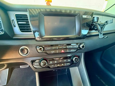Used 2019 Kia Niro LX FWD image 9