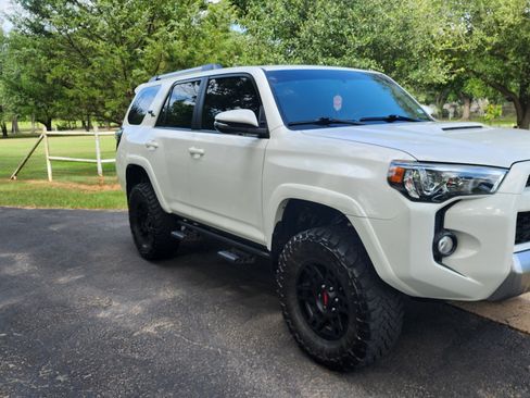 Used 2018 Toyota 4Runner TRD Off-Road Premium AWD/4WD image 4