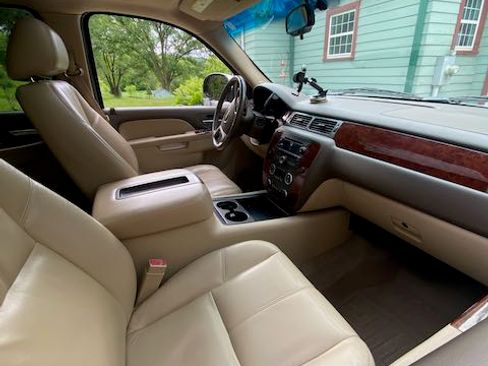 Used 2011 Chevrolet Suburban LT AWD/4WD image 5
