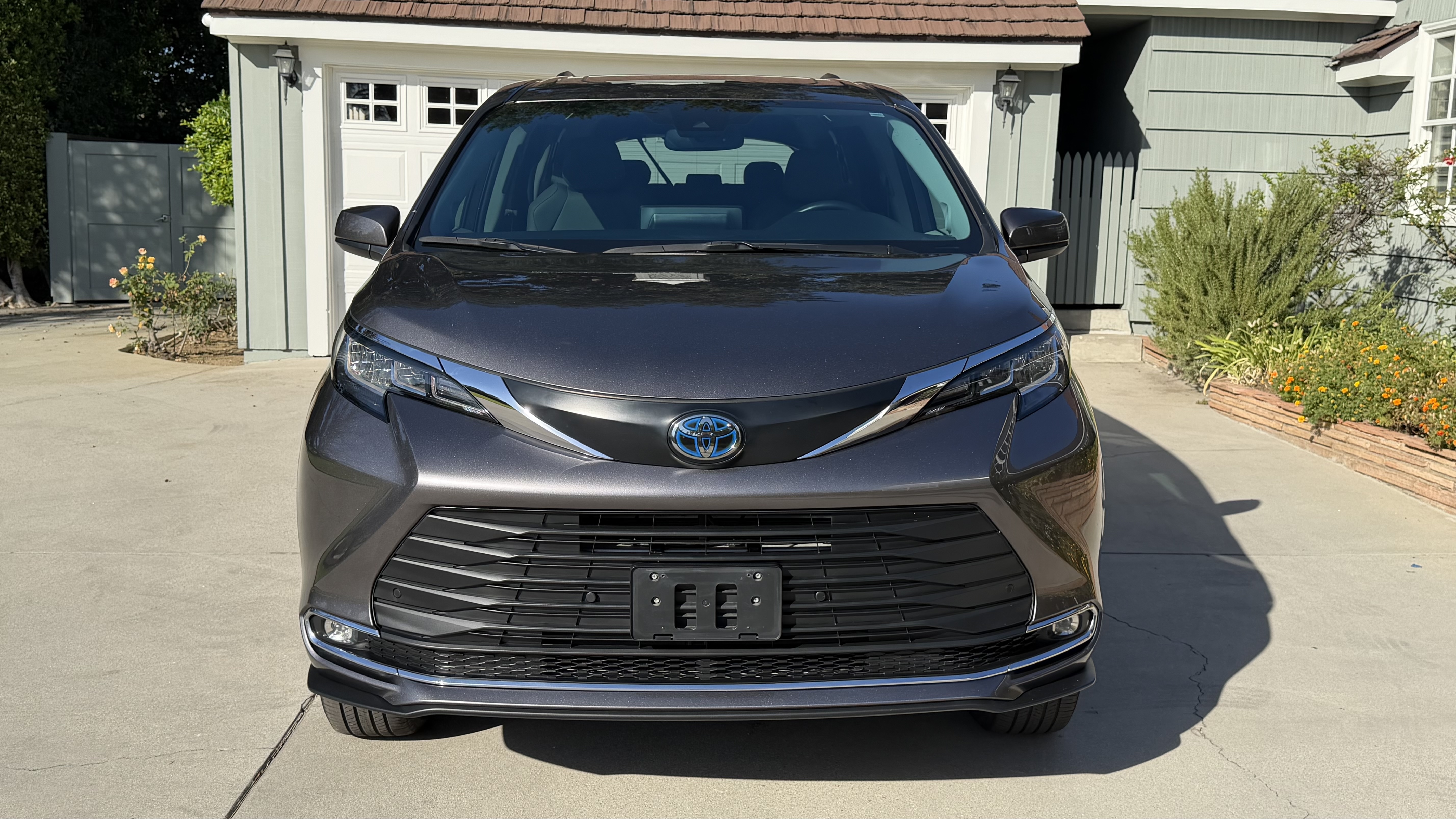 Used 2022 Toyota Sienna XLE w/ XLE Plus Package FWD image 2