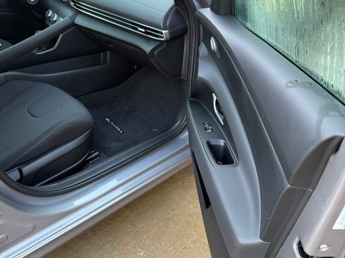 Used 2025 Hyundai Elantra SE image 11