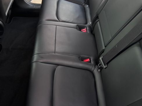 Used 2022 Tesla Model Y Long Range image 25