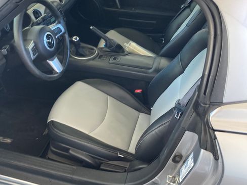 Used 2010 MAZDA MX-5 Miata Grand Touring w/ Premium Pkg RWD image 14