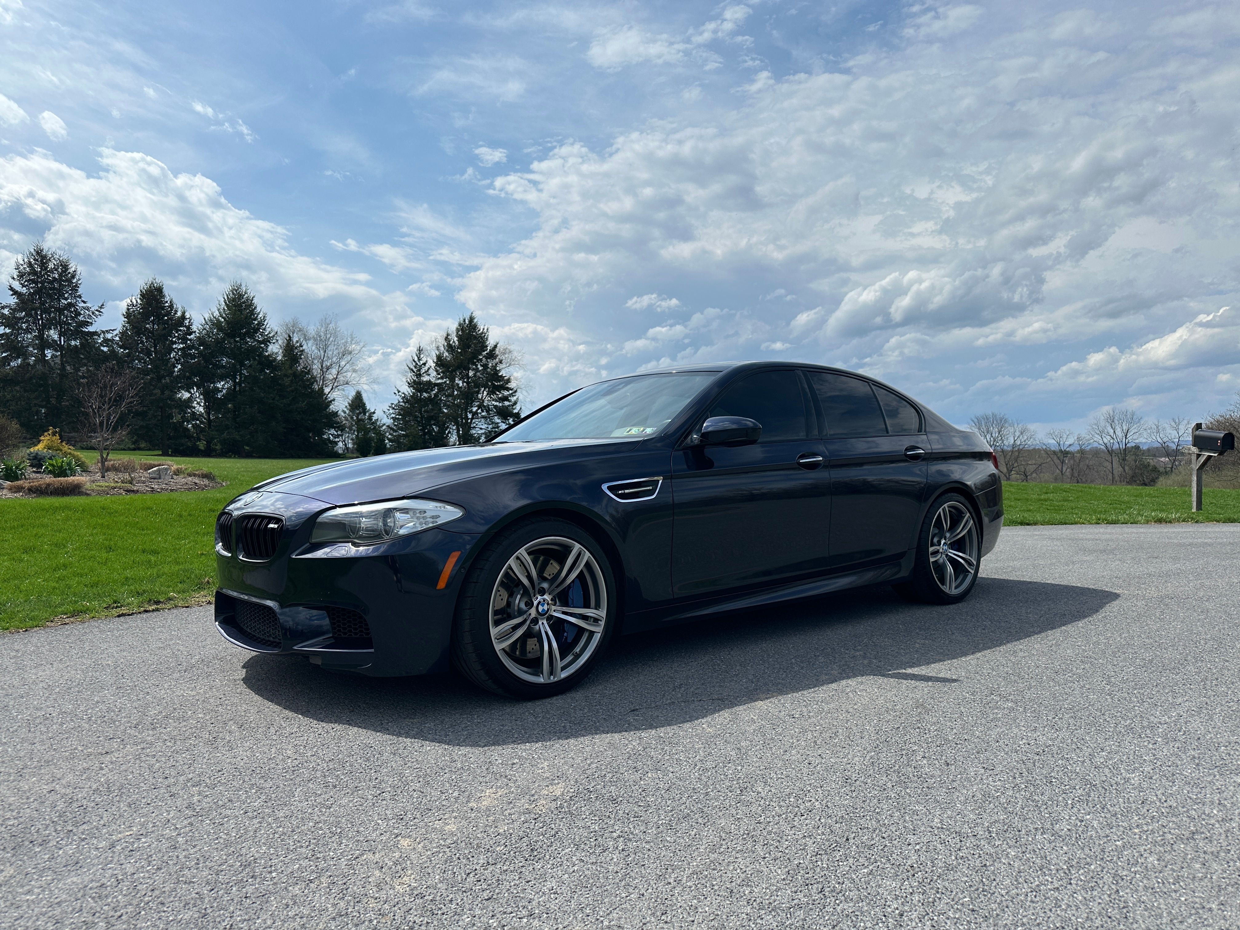 Used 2013 BMW M5 RWD image 1