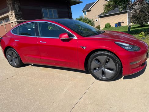 Used 2019 Tesla Model 3 Standard Range Plus image 1
