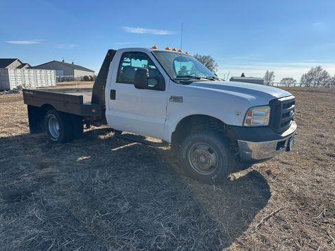 Used 2007 Ford F350 4x4 Regular Cab DRW Super Duty image 2