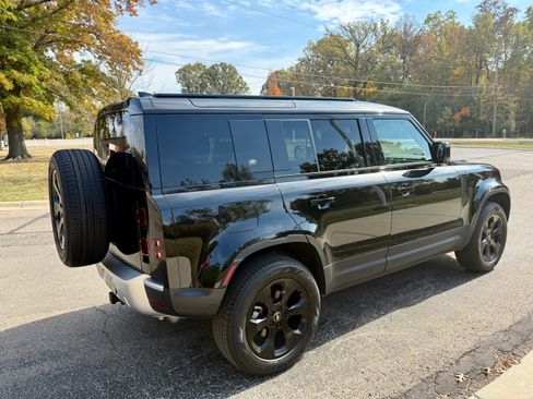 Used 2024 Land Rover Defender 110 S image 2
