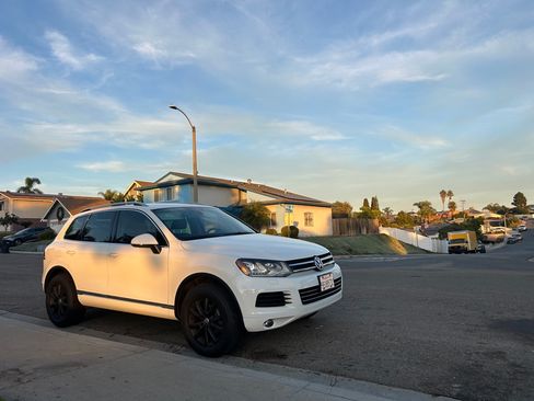 Used 2014 Volkswagen Touareg Sport image 2