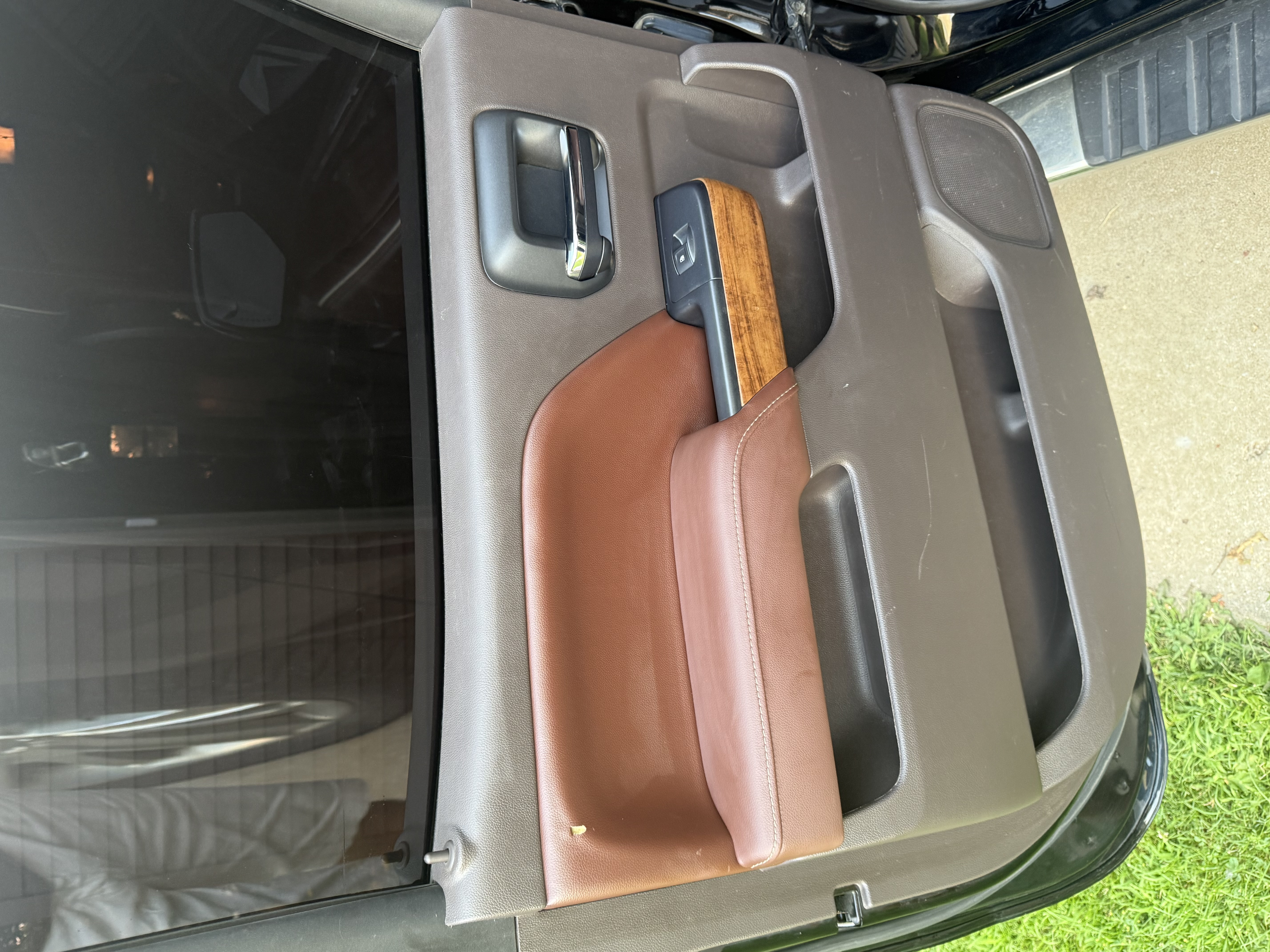 Used 2015 Chevrolet Silverado 1500 High Country w/ High Country Premium Package AWD/4WD image 14