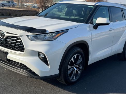 Used 2021 Toyota Highlander XLE image 2