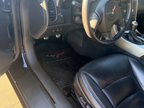 Used 2005 Chevrolet Corvette Convertible w/ Performance Handling Package RWD image 9