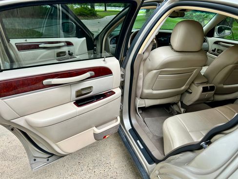 Used 2005 Lincoln Town Car Signature RWD image 5