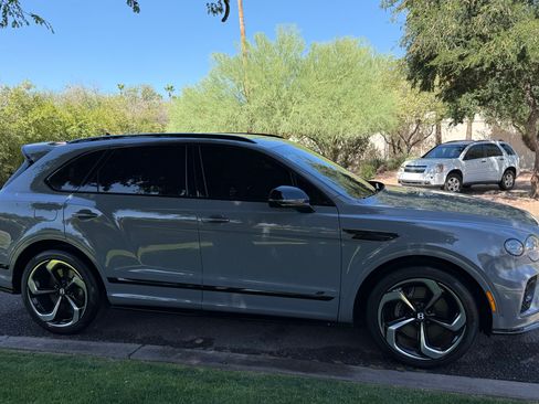 Used 2023 Bentley Bentayga AWD/4WD image 1