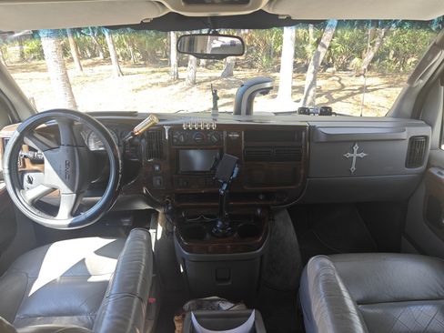 Used 2004 GMC Savana 1500 Van 3D w/ Preferred Equipment Group image 13