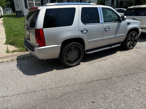 Used 2010 Cadillac Escalade Luxury image 9