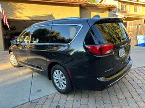 Used 2019 Chrysler Pacifica Touring-L FWD image 9
