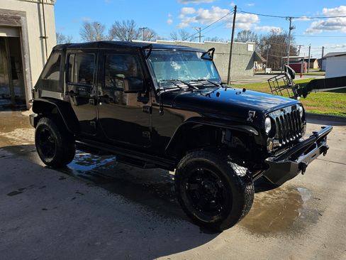 Used 2016 Jeep Wrangler Unlimited Rubicon w/ Max Tow Package image 2