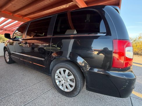 Used 2014 Chrysler Town & Country Touring image 6