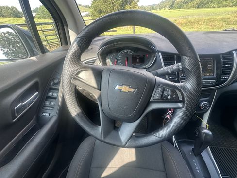 Used 2018 Chevrolet Trax LS AWD/4WD image 16
