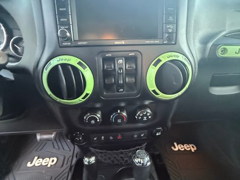 Used 2017 Jeep Wrangler Unlimited Sahara w/ Connectivity Group image 17