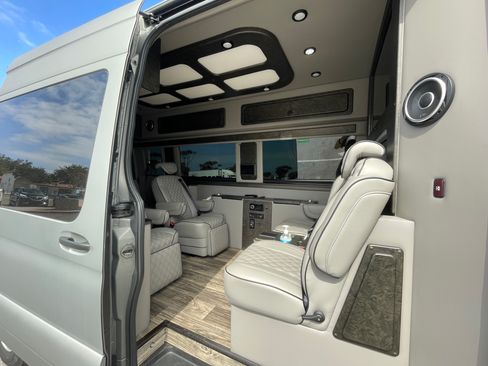 Used 2019 Mercedes-Benz Sprinter 170 image 2