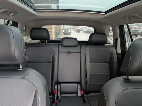 Used 2019 Volkswagen Tiguan SE w/ Panoramic Sunroof Package image 6