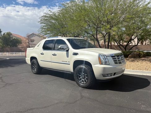 Used 2010 Cadillac Escalade EXT Premium image 4