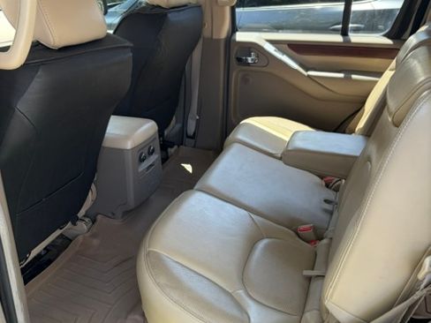 Used 2011 Nissan Pathfinder LE w/ Navigation Pkg AWD/4WD image 15