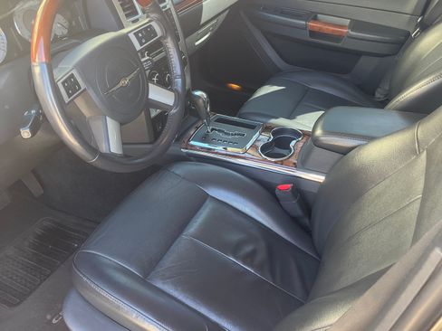 Used 2010 Chrysler 300 Limited RWD image 8