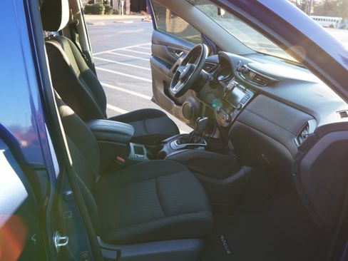 Used 2020 Nissan Rogue SV image 11