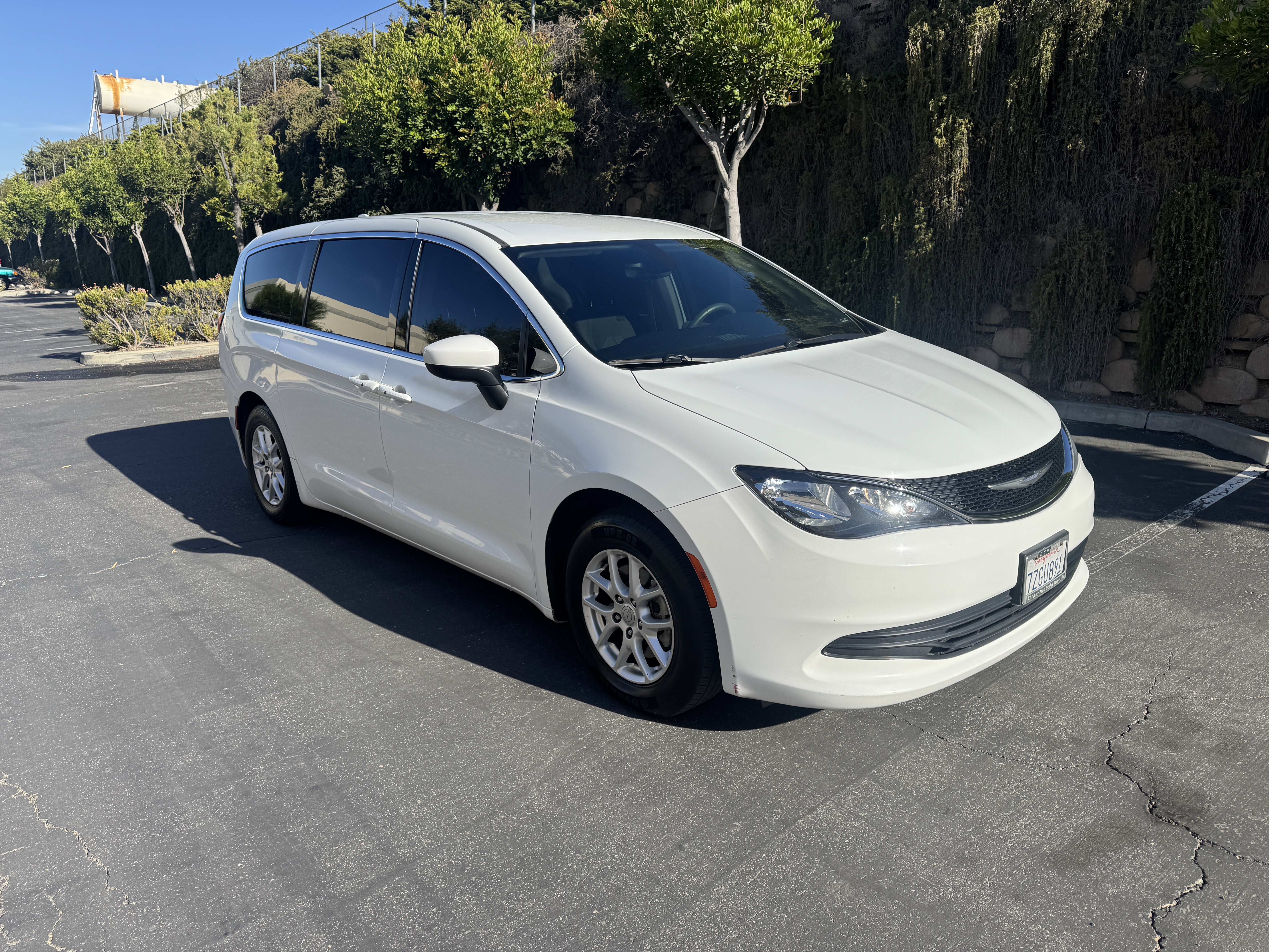 Used 2017 Chrysler Pacifica Touring FWD image 1