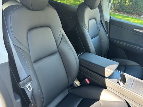 Used 2022 Tesla Model Y Long Range image 11