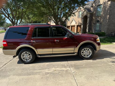 Used 2012 Ford Expedition XLT RWD image 2
