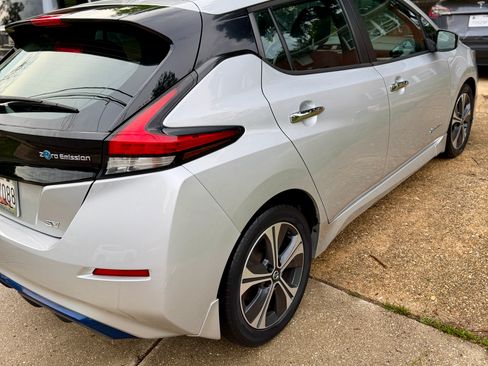 Used 2018 Nissan Leaf SV w/ SV All Weather Package FWD image 5