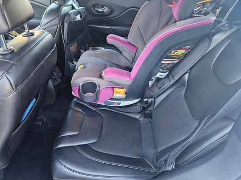 Used 2019 Jeep Cherokee Latitude Plus w/ Comfort/Convenience Group image 16