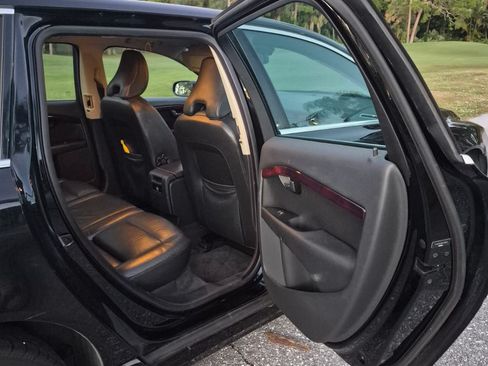 Used 2008 Volvo V70 FWD image 16